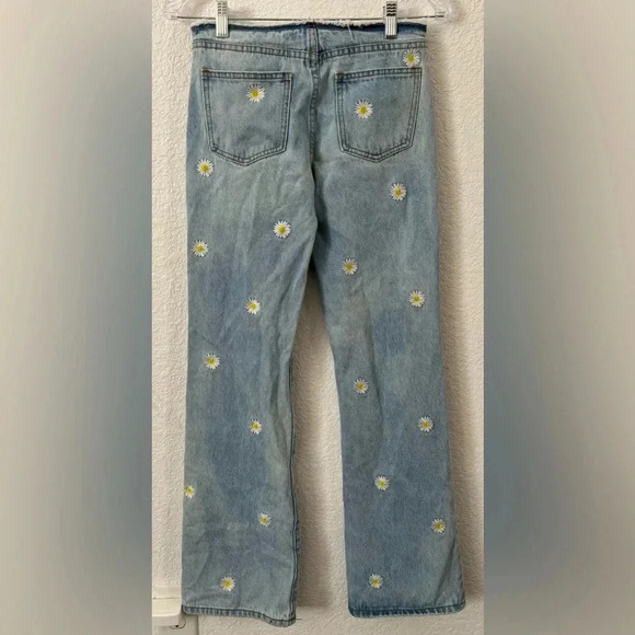 Edikted Low Rise Jeans with embroidered daisies - Picture 6 of 10